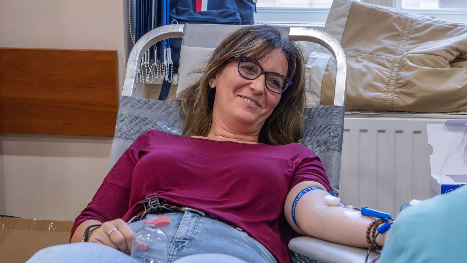 Vért adó GYHG-s dolgozó